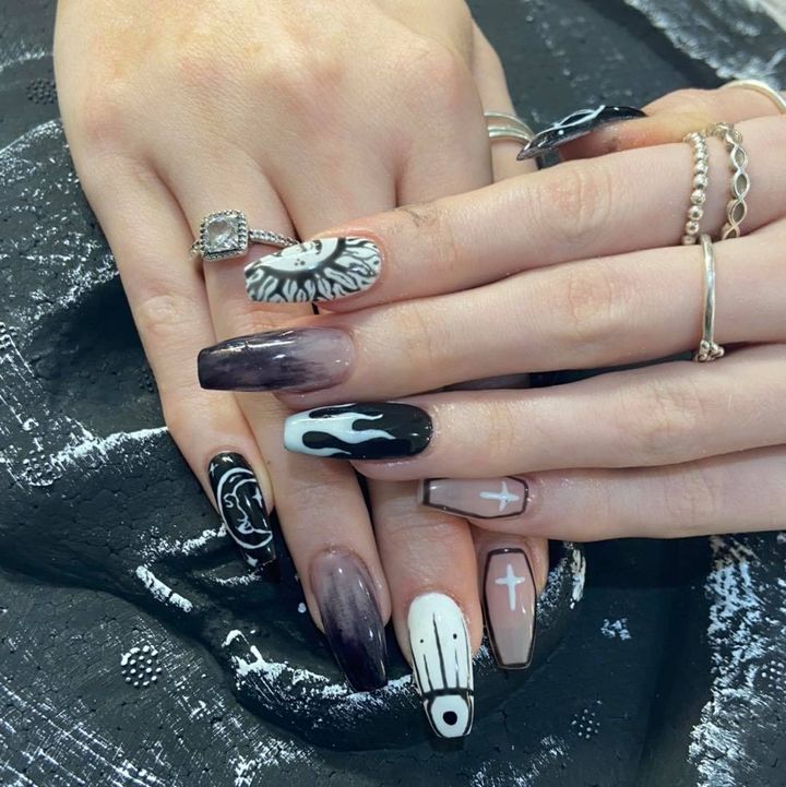 Witchy Vibes For Your Thursday 🖤🐍

Nails By Whit 🖤
